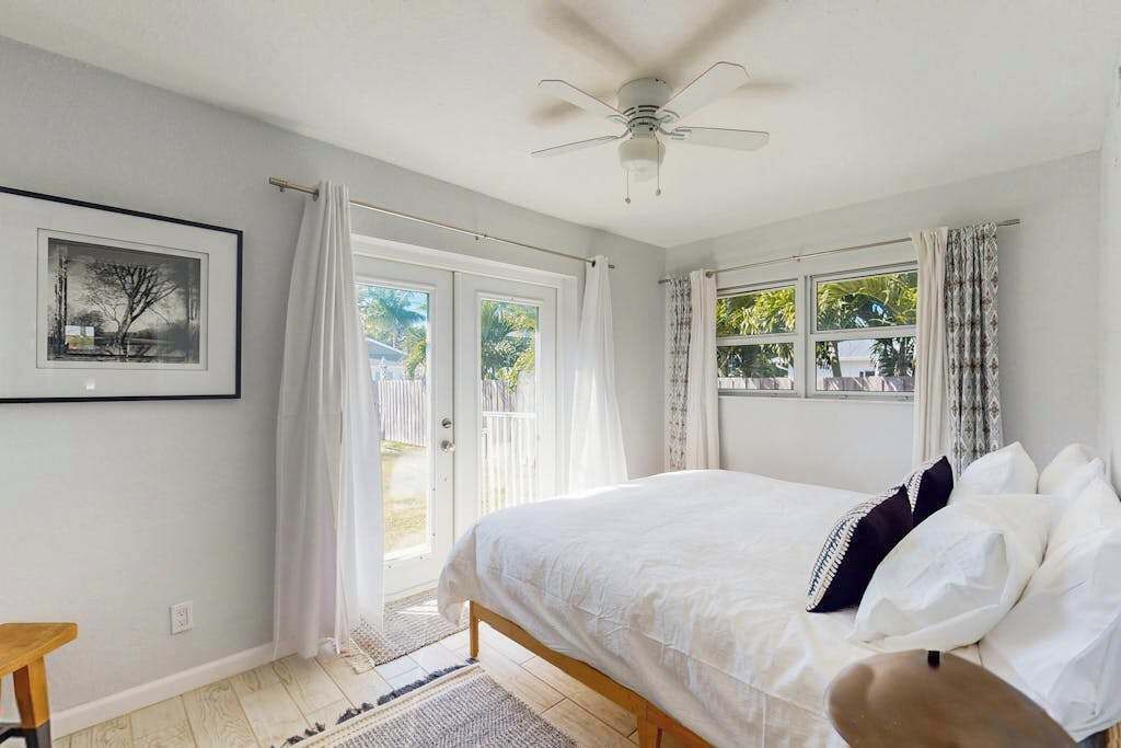 4 bedrooms, iron/ironing board, internet, bed sheets