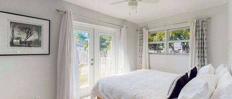 4 bedrooms, iron/ironing board, internet, bed sheets