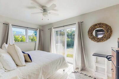 Spacious master duplex w full kitchen, close to beach & shopping