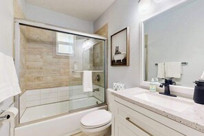Shower, towels - Spacious master duplex w full kitchen, close to beach & shopping (Naples)