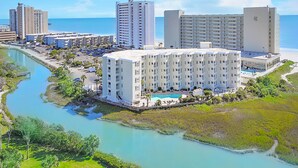 Ein Küstenhotel mit mehreren Gebäuden, einem Schwimmbad und einer Marina.
