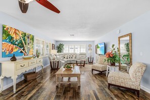 TV, offices - Beautiful home located on the canal w/gulf access, in ground pool, & wifi (Cape Coral)