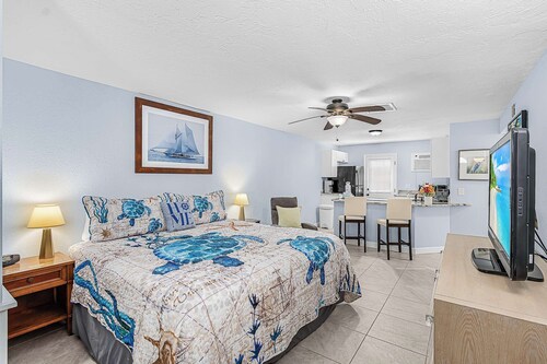 Coastal Quadruplex on Manasota Key, Dog and Snowbird-Friendly Studio (Unit D)