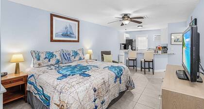 Coastal Quadruplex on Manasota Key, Dog and Snowbird-Friendly Studio (Unit D)