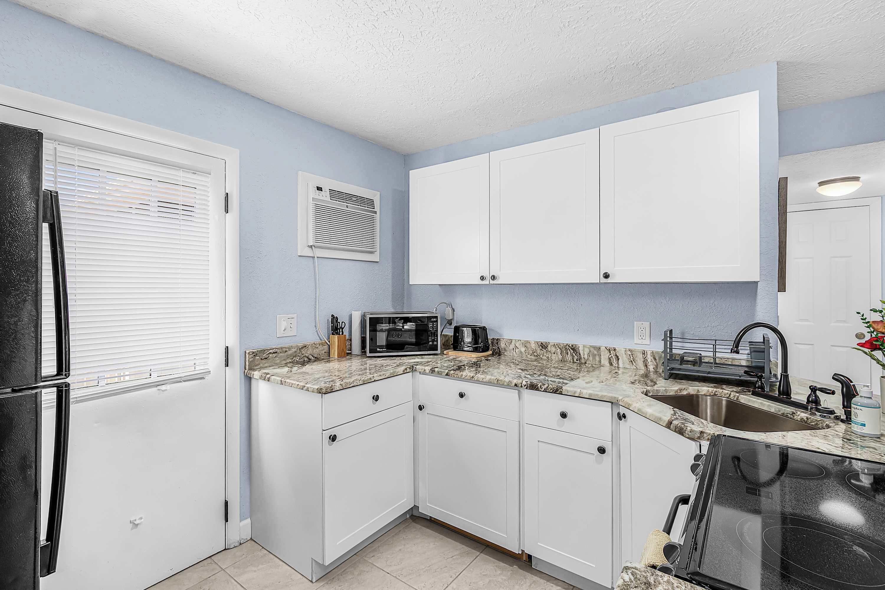 Coffee/tea maker, fridge, microwave, oven
