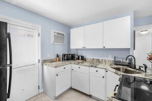 Cafetera y tetera, refrigerador, microondas y horno 