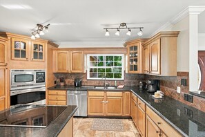 Coffee/tea maker, fridge, microwave, oven - Perfect Family Canalfront Getaway (Cape Coral)
