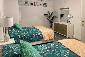 3 bedrooms, iron/ironing board, WiFi, bed sheets - Coastal home with Private pool, Waterfront, washer and dryer, Wifi (Cape Coral)