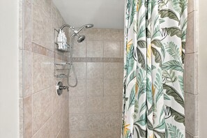 Shower, hair dryer, towels - Perfect Family Canalfront Getaway (Cape Coral)