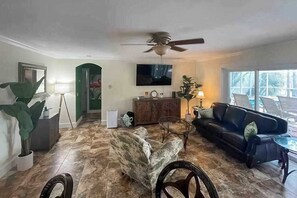 TV, offices - Coastal home with Private pool, Waterfront, washer and dryer, Wifi (Cape Coral)