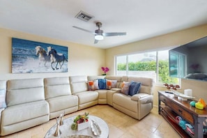 TV - Gorgeous waterfront home with private pool, dock and outdoor space (Marco Island)