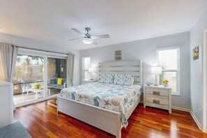 3 bedrooms, desk, iron/ironing board, WiFi - Gorgeous waterfront home with private pool, dock and outdoor space (Marco Island)