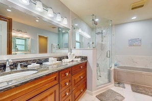 Shower, hair dryer, towels, shampoo - Gorgeous waterfront home with private pool, dock and outdoor space (Marco Island)