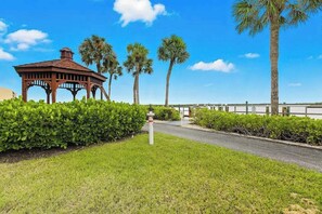 Property grounds - Luxury waterfront condo with shared pool, hot tub, and a tennis court (Marco Island)