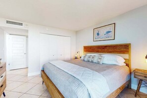 2 bedrooms, iron/ironing board, WiFi, bed sheets - Brilliant water view condo w/ shared pool, private washer &dryer, & sunset views (Marco Island)