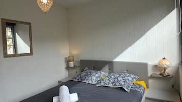 1 chambre, fer et planche à repasser, draps fournis