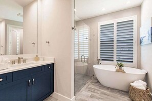 Shower, hair dryer, towels - Gorgeous canal-front home with private pool, WIFI, and washer/dryer (Marco Island)