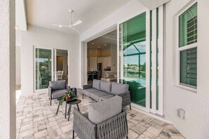Terrace/patio - Gorgeous canal-front home with private pool, WIFI, and washer/dryer (Marco Island)