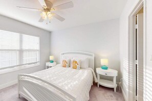 2 bedrooms, iron/ironing board, WiFi, bed sheets - Snowbird-friendly condo near beach with heated outdoor pool, hot tub, W/D, & AC (Marco Island)