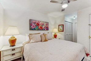 2 bedrooms, desk, iron/ironing board, Internet - Snowbird-friendly condo with hot tub, outdoor pool, tennis, dock, BBQ, & balcony (Marco Island)