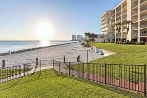 On the beach - Spacious oceanfront condo with heated pool, pickleball, tennis, gym, & balcony (Marco Island)