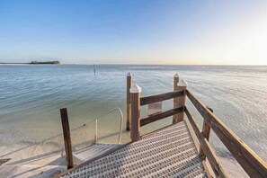 Property grounds - Spacious oceanfront condo with heated pool, pickleball, tennis, gym, & balcony (Marco Island)