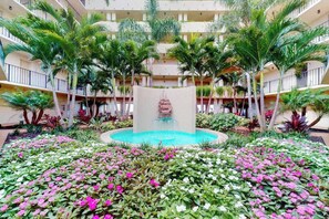 Pool - Spacious oceanfront condo with heated pool, pickleball, tennis, gym, & balcony (Marco Island)