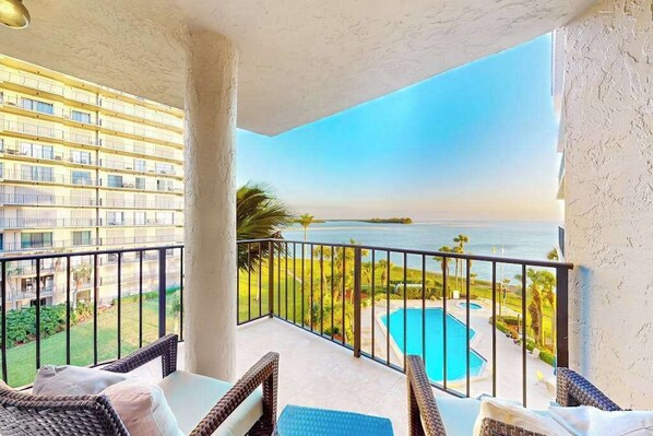 Property grounds - Spacious oceanfront condo with heated pool, pickleball, tennis, gym, & balcony (Marco Island)