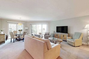 TV, offices - Spacious oceanfront condo with heated pool, pickleball, tennis, gym, & balcony (Marco Island)
