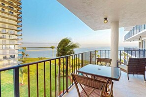 Property grounds - Spacious oceanfront condo with heated pool, pickleball, tennis, gym, & balcony (Marco Island)