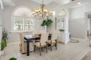 Dining - Luxury canal home with pool, alfresco dining, & walk-in shower - walk to beach (Marco Island)