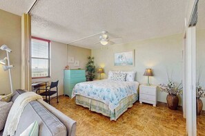 1 bedroom, WiFi, bed sheets - Waterview condo with shared pool, panoramic balcony views, and WIFI (Fort Myers Beach)