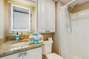 Shower, hair dryer, towels - Coastal condo with shared pool, tennis court, and washer & dryer (Fort Myers Beach)