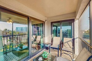 Terrace/patio - Coastal condo with shared pool, tennis court, and washer & dryer (Fort Myers Beach)