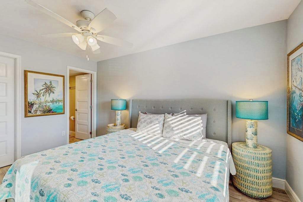 2 habitaciones, cuna de viaje y ropa de cama 