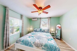 2 bedrooms, iron/ironing board, WiFi, bed sheets - Waterfront retreat with bay views, dog-friendly, & snowbird-ready (Goodland)