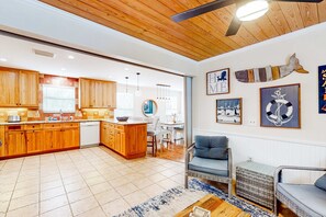 Interior - Across street from Gulf with balcony & central AC - dog/snowbird-friendly (Fort Myers Beach)