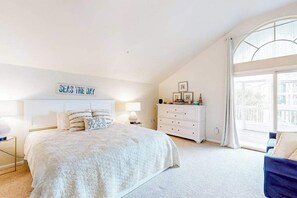 2 bedrooms, iron/ironing board, WiFi, bed sheets - Across street from Gulf with balcony & central AC - dog/snowbird-friendly (Fort Myers Beach)
