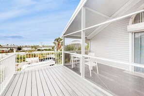 Terrace/patio - Across street from Gulf with balcony & central AC - dog/snowbird-friendly (Fort Myers Beach)