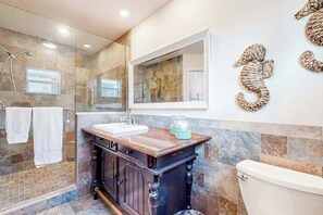 Shower, hair dryer, towels - Across street from Gulf with balcony & central AC - dog/snowbird-friendly (Fort Myers Beach)