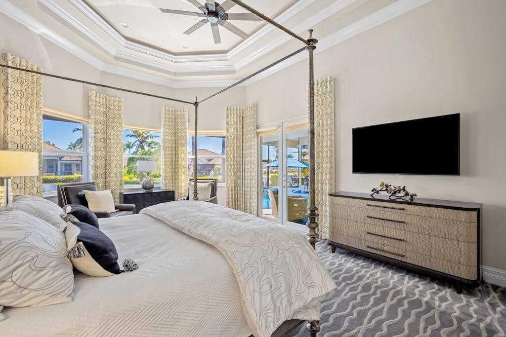 Desk, iron/ironing board, WiFi, bed sheets