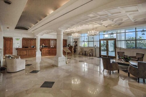 Gulf-front condo with pool, hot tub, & central AC - snowbird-friendly