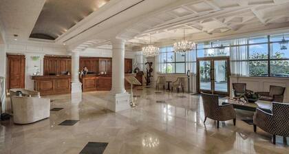 Gulf-front condo with pool, hot tub, & central AC - snowbird-friendly