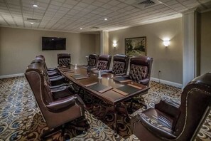 Meeting facility - Gulf-front condo with pool, hot tub, & central AC - snowbird-friendly (Marco Island)