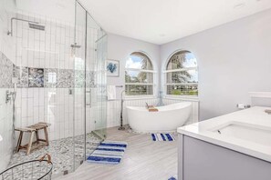 Shower, hair dryer, towels, shampoo - Modern, canal-front home with amazing views, private pool, central AC, fast WiFi (Marco Island)