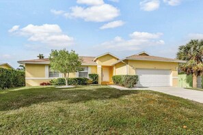 Exterior - Home with private pool - great location & nearby beach access (Marco Island)