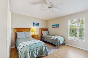 3 bedrooms, iron/ironing board, WiFi, bed sheets - Home with private pool - great location & nearby beach access (Marco Island)