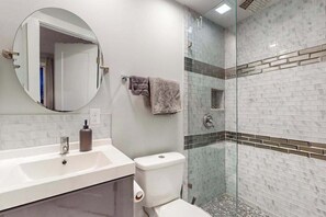 Een douche, een haardroger, handdoeken