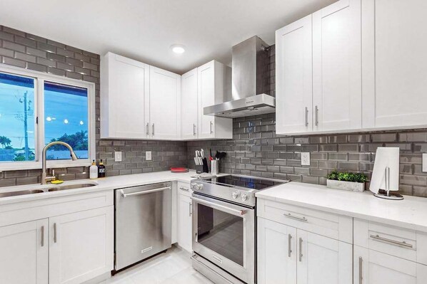 Fridge, microwave, oven, stovetop - Dog-friendly single-level condo with furnished patio, rooftop, & washer/dryer (Naples)