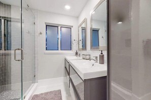 Shower, hair dryer, towels - Dog-friendly single-level condo with furnished patio, rooftop, & washer/dryer (Naples)